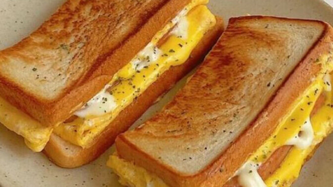Ramazan’da Sahura En Pratik Tok Tutan Tost: Yumurtalı Peynirli Ekmek (Gerçekten 7 Dakika!)