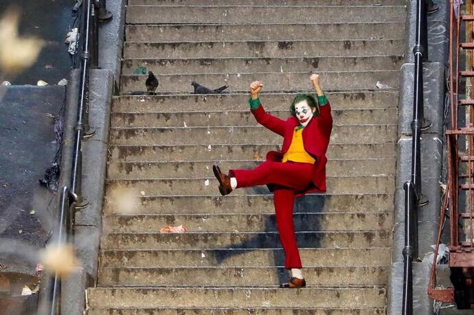 Her Ay 1 Sahne: Joker’in Merdiven Dansı ve Bastırılmış Bir Ruhun Taşması