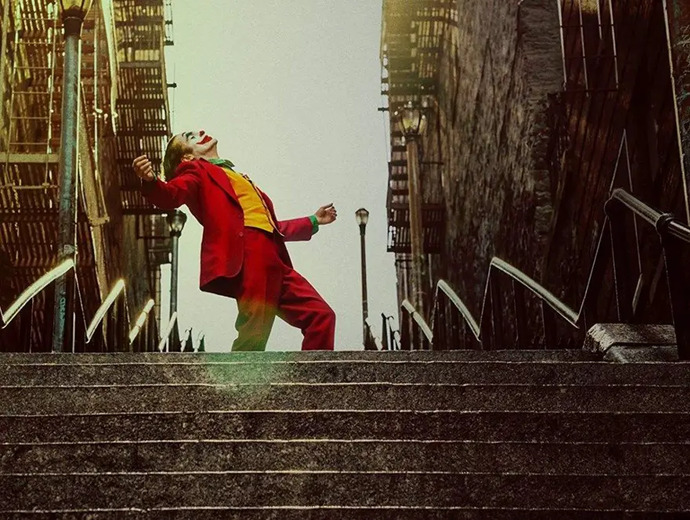 Her Ay 1 Sahne: Joker’in Merdiven Dansı ve Bastırılmış Bir Ruhun Taşması