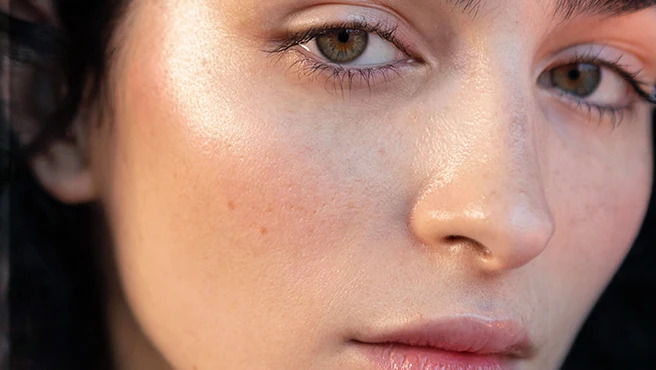 Glass Skin Nasıl Elde Edilir? Adım Adım Işıltılı Cilt Rehberi!