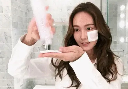 Glass Skin Nasıl Elde Edilir? Adım Adım Işıltılı Cilt Rehberi!