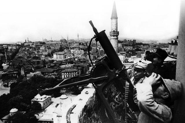 Ge&ccedil;mişten G&uuml;n&uuml;m&uuml;ze T&uuml;rkiye 2 - İkinci D&uuml;nya Savaşında T&uuml;rkiye