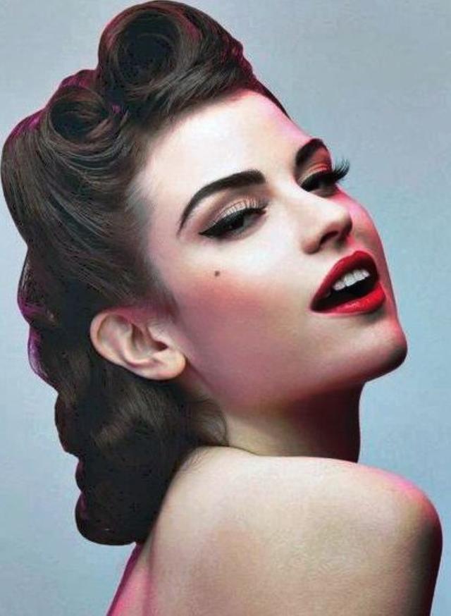 Pin-Up Stilini Kombinlerinize Yansıtın!