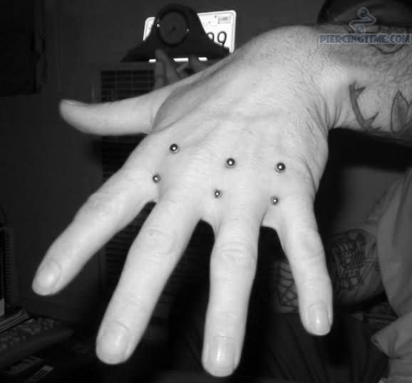 Sıradışı Yerlere Takılan Sıradışı Piercingler