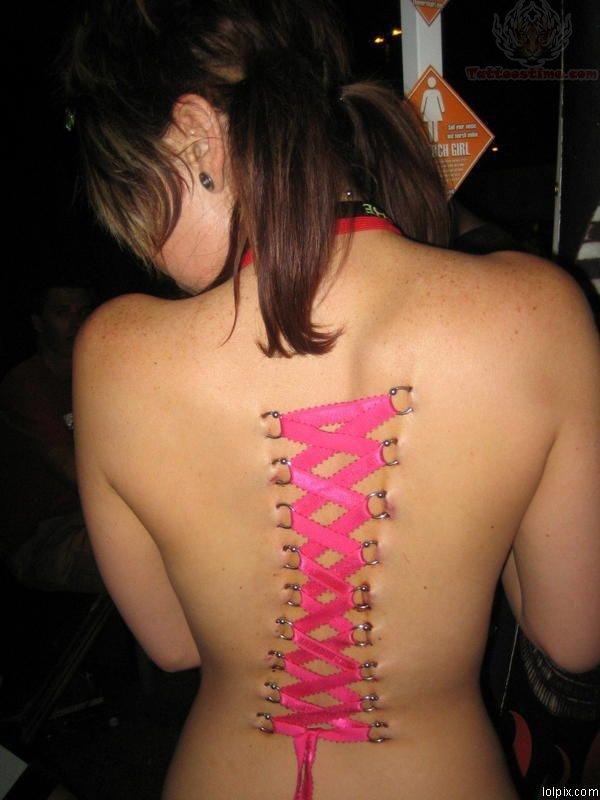 Sıradışı Yerlere Takılan Sıradışı Piercingler