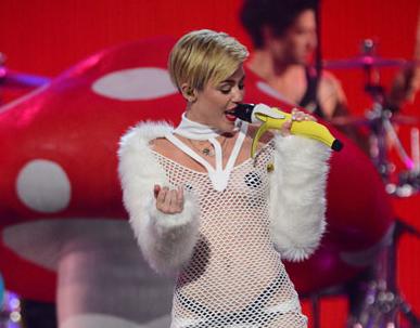 Miley Cyrus'un Değişimi - Miley Nasıl Değişti?