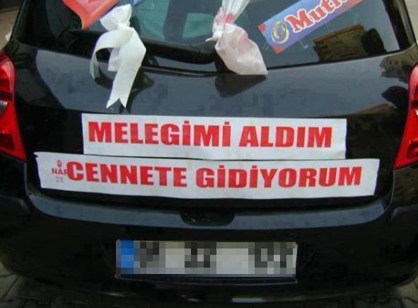 Düğün Arabasının Arkasında Yazan İbretlik Yazılar.
