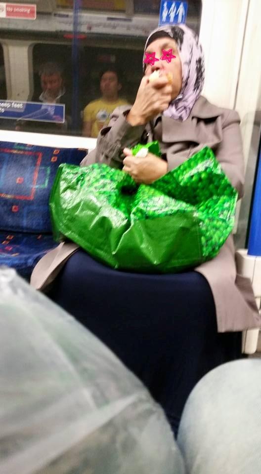 Yeni bir çılgınlık ! > "Women who eat on tubes"