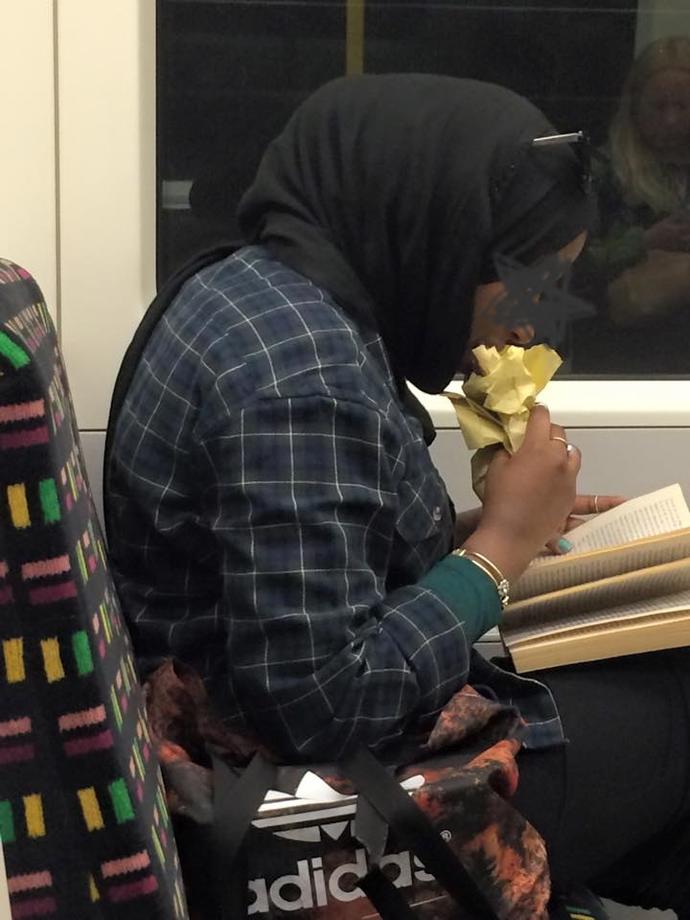 Yeni bir çılgınlık ! > "Women who eat on tubes"