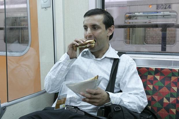 Yeni bir çılgınlık ! > "Women who eat on tubes"