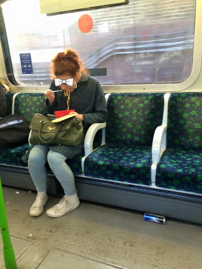 Yeni bir çılgınlık ! > "Women who eat on tubes"