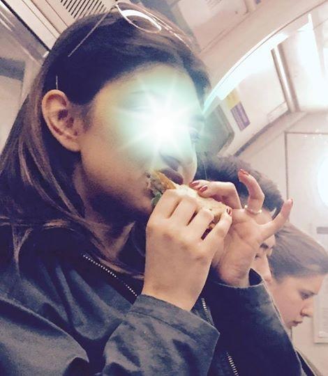 Yeni bir çılgınlık ! > "Women who eat on tubes"