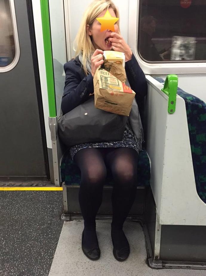 Yeni bir çılgınlık ! > "Women who eat on tubes"
