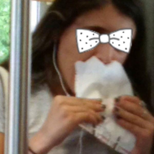 Yeni bir çılgınlık ! > "Women who eat on tubes"