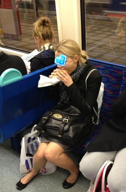 Yeni bir çılgınlık ! > "Women who eat on tubes"