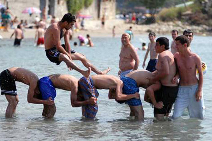 Halk Plajlarında Görmeye Alıştığımız Top 10 Sahne