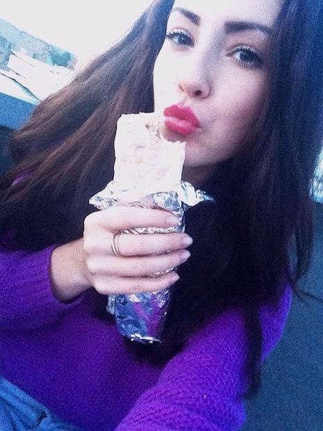 Rus Güzeller Arasında Yeni Moda: Dürüm Döner Yerken Seksi Fotoğraflar Çekilmek