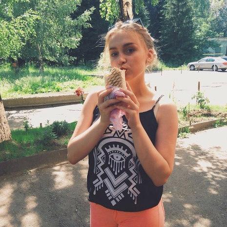 Rus Güzeller Arasında Yeni Moda: Dürüm Döner Yerken Seksi Fotoğraflar Çekilmek