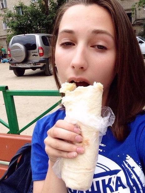 Rus Güzeller Arasında Yeni Moda: Dürüm Döner Yerken Seksi Fotoğraflar Çekilmek