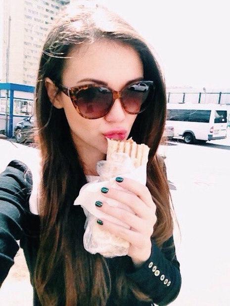 Rus Güzeller Arasında Yeni Moda: Dürüm Döner Yerken Seksi Fotoğraflar Çekilmek