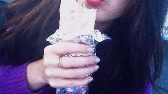Rus Güzeller Arasında Yeni Moda: Dürüm Döner Yerken Seksi Fotoğraflar Çekilmek