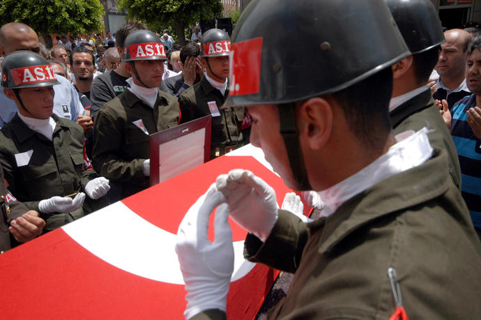 Bayrağımızı beğenmeyene DİREĞİ HEDİYE