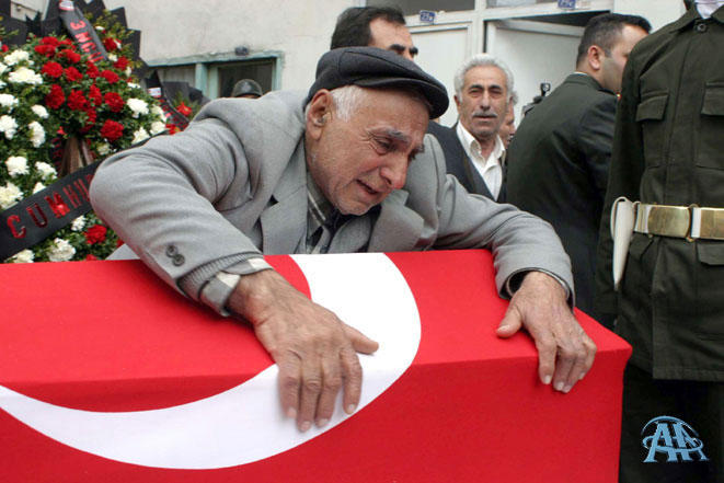 Bayrağımızı beğenmeyene DİREĞİ HEDİYE