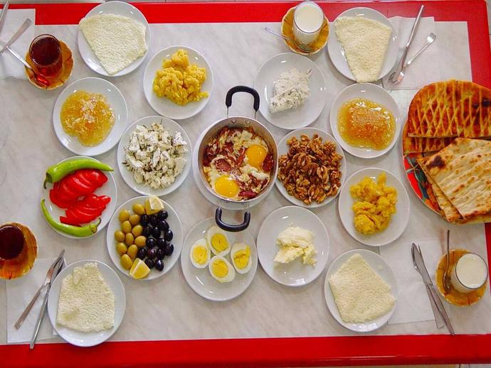Mutlu ve Aşk Dolu Bir Yuvanın Sabah Kahvaltısı