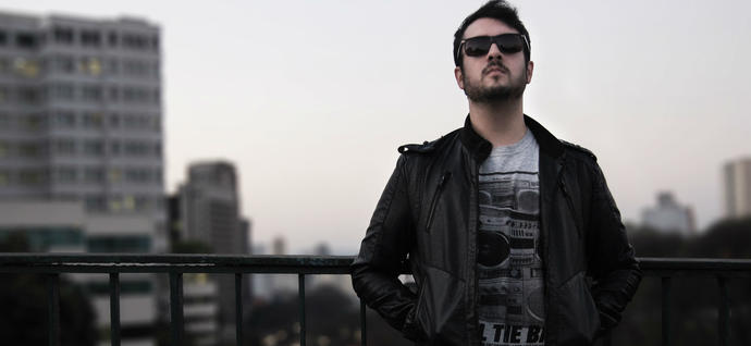 Kafadan Kontak Disc Jockey (DJ) : Victor Ruiz