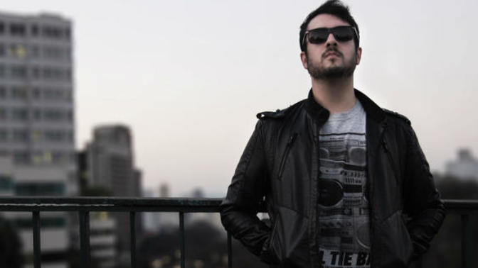 Kafadan Kontak Disc Jockey (DJ) Victor Ruiz