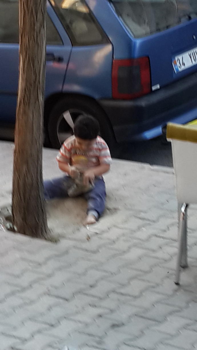 Onun oyuncak kamyonu bile yok, sadece bir baskasinin verdigi yirtik ayakkabilari var...