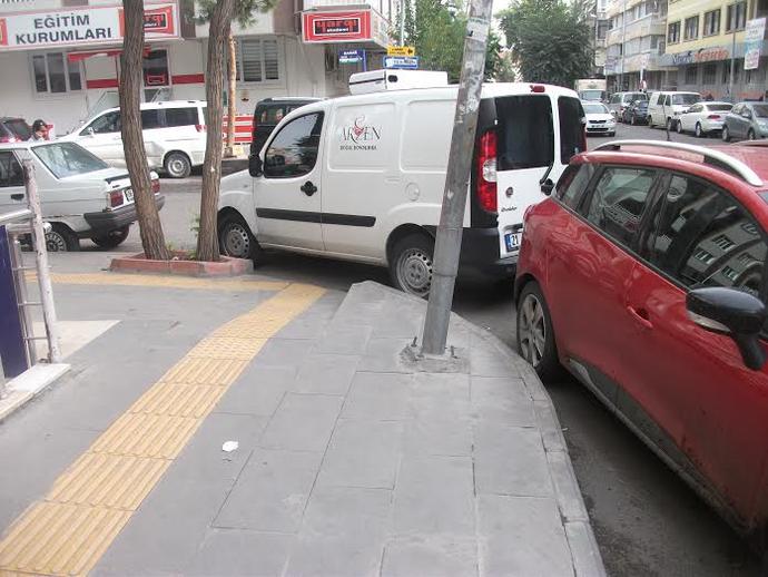 Bu Yoldaki Sarı Çizgiler ve Mavi Şeritler de Ne?