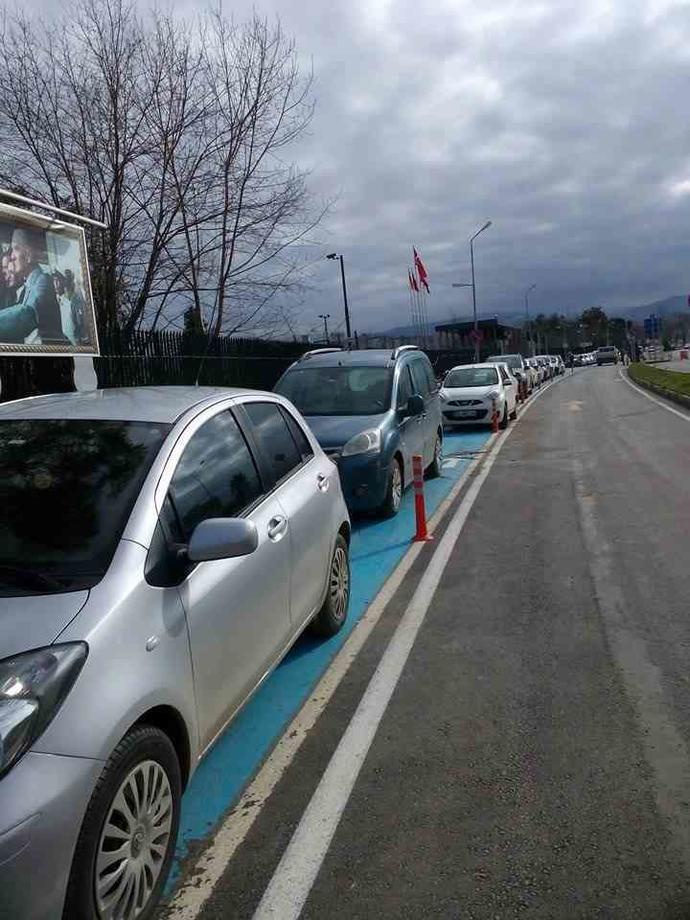 Bu Yoldaki Sarı Çizgiler ve Mavi Şeritler de Ne?