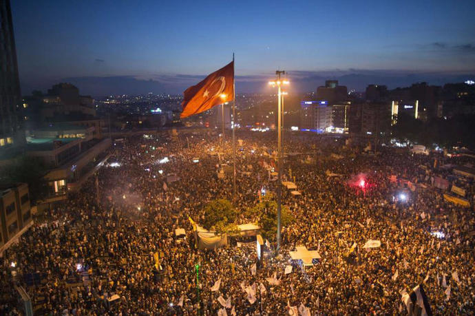 Köşe Yazısı Tadında Bence: Demokrasi Anlayışımız Hangi Dönemde?
