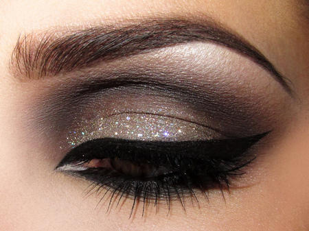 Harika Bir Eyeliner Çekmenin Sırrı