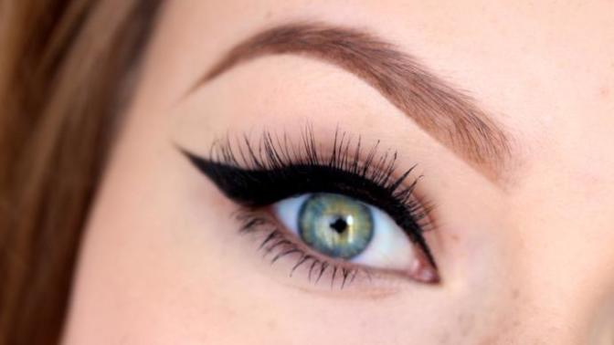 Harika Bir Eyeliner Çekmenin Sırrı