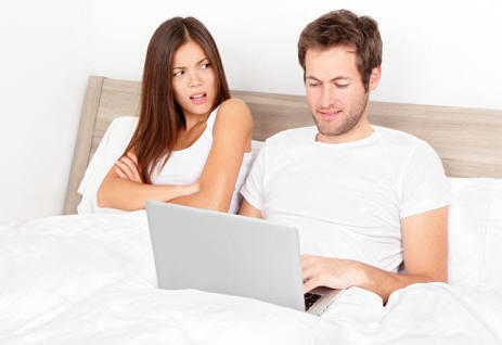 Bayanlar Eşlerinize Dikkat Edin! Sizi Aldatıyor Olabilir Mi?