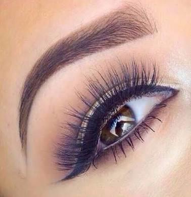 Makyaj Modelleri Eşliğinde Eyeliner, Ruj ve Far Uygulama Yöntemleri