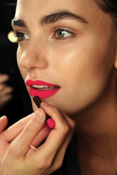 Makyaj Modelleri Eşliğinde Eyeliner, Ruj ve Far Uygulama Yöntemleri
