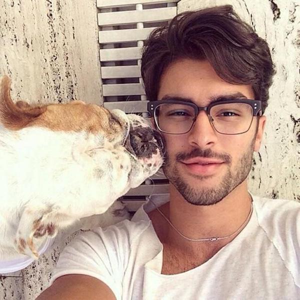 Yakışıklı Erkekler ve Köpekleri