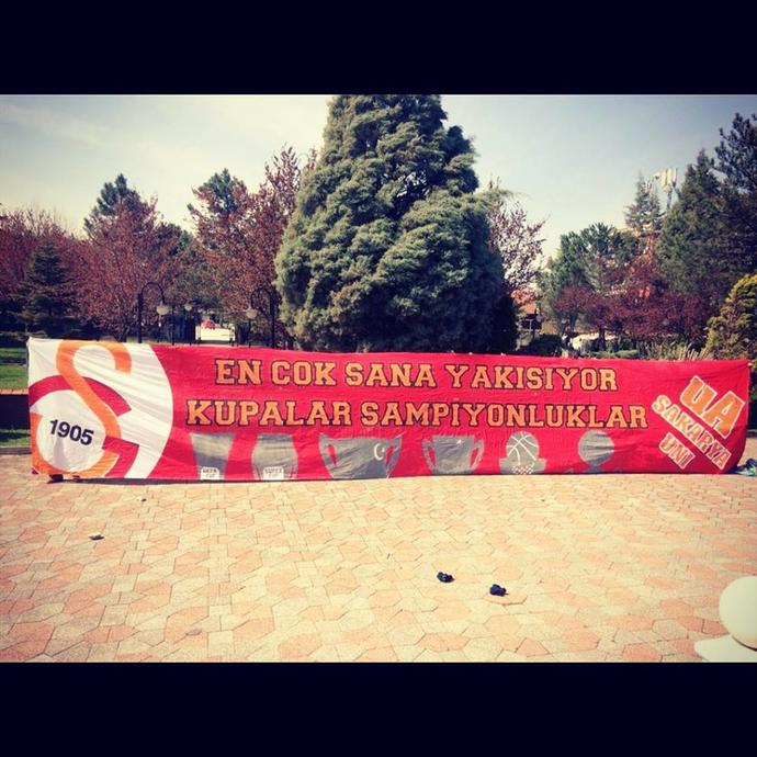 Bir Tribün Dayanıyor!