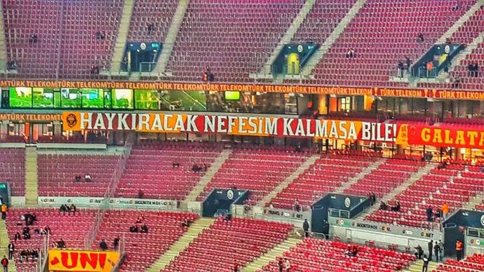 Bir Tribün Dayanıyor!