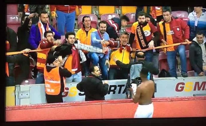 Bir Tribün Dayanıyor!