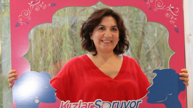 Füsun Demirel #ÜnlülerCevaplıyor Etkinliği İçin KizlarSoruyor'a Geliyor