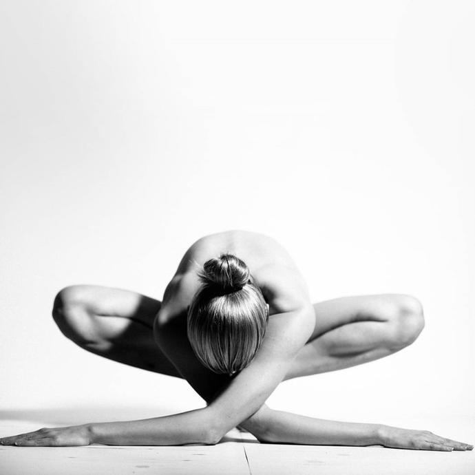 Çıplak Yoga ile Vücudunu Sanat Eserine Dönüştüren Nude Yoga Girl
