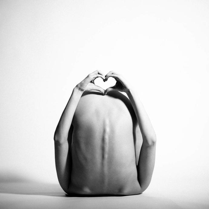 Çıplak Yoga ile Vücudunu Sanat Eserine Dönüştüren Nude Yoga Girl