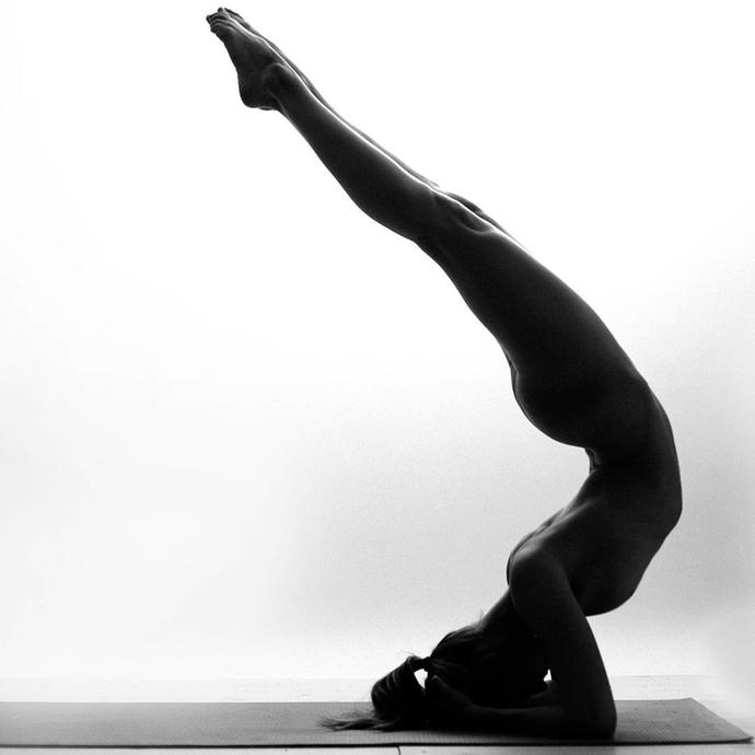 Çıplak Yoga ile Vücudunu Sanat Eserine Dönüştüren Nude Yoga Girl