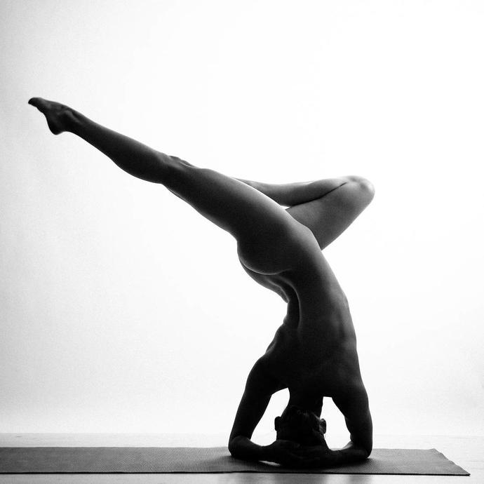 Çıplak Yoga ile Vücudunu Sanat Eserine Dönüştüren Nude Yoga Girl