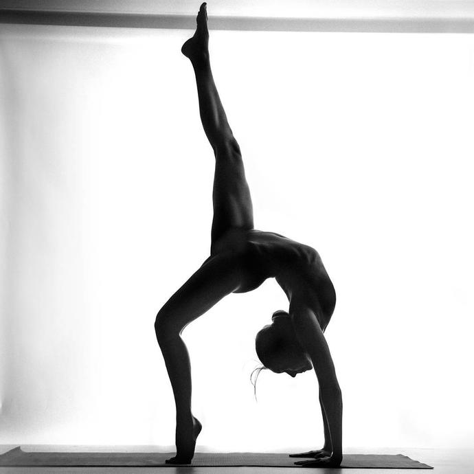 Çıplak Yoga ile Vücudunu Sanat Eserine Dönüştüren Nude Yoga Girl