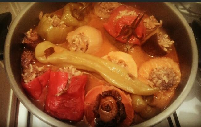 "Erkek Yemek Yapar mı?" Değil, "Erkek Dolma Yapar mı?" Buyrun :)
